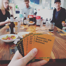 Lade das Bild in den Galerie-Viewer, Harter Tobak Roast Klassik | Partyspiel | Trinkspiel | Spiel mit Humor - Simon und Jan