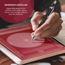 Lade das Bild in den Galerie-Viewer, VORBESTELLUNG - VERSAND: 06.02.2023 | Erzählt euch mehr | Das Journal für Paare | Austausch, Reflexion & Steigerung des Wir-Gefühls - Simon und Jan